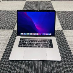 Macbook Pro 15” 2017 / i7 (2.80Ghz) / VGA AMD Pro / RAM 16GB / SSD 512GB